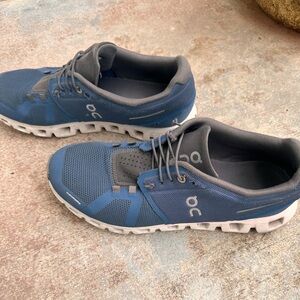 On cloud blue men’s size 10 gently worn. Great for running, walking, sports